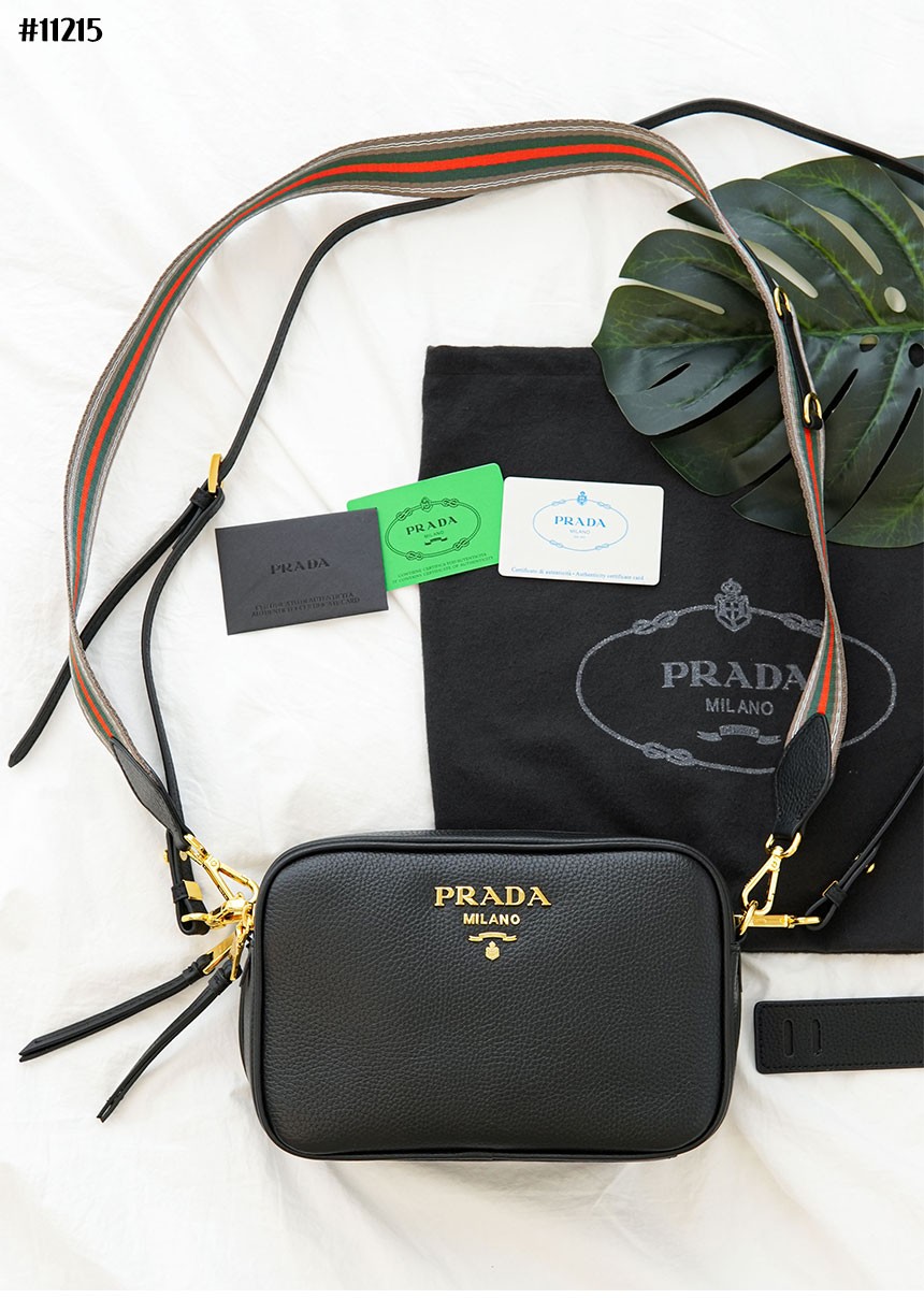 [PRADA] 프라다 비텔로 다이노 금장로고 피닉스 레더 더블 지퍼 카메라백 (국내배송)