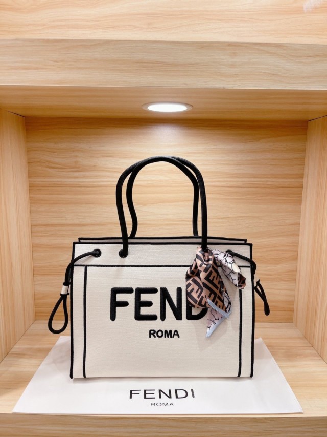 Fendi 로마 자수 캔버스 쇼퍼백 (국내배송)