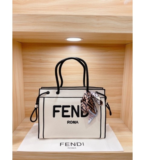 Fendi 로마 자수 캔버스 쇼퍼백 (국내배송)