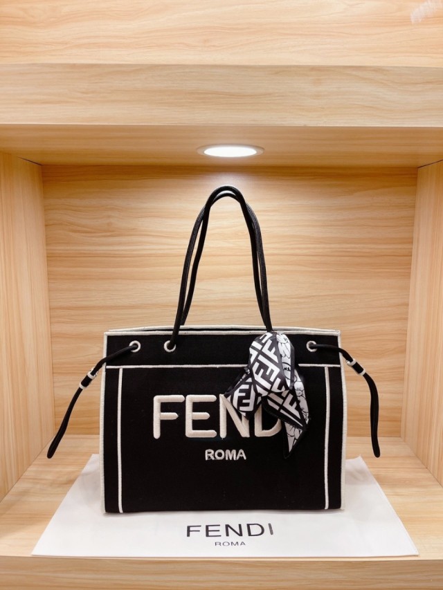 Fendi 로마 자수 캔버스 쇼퍼백 (국내배송)