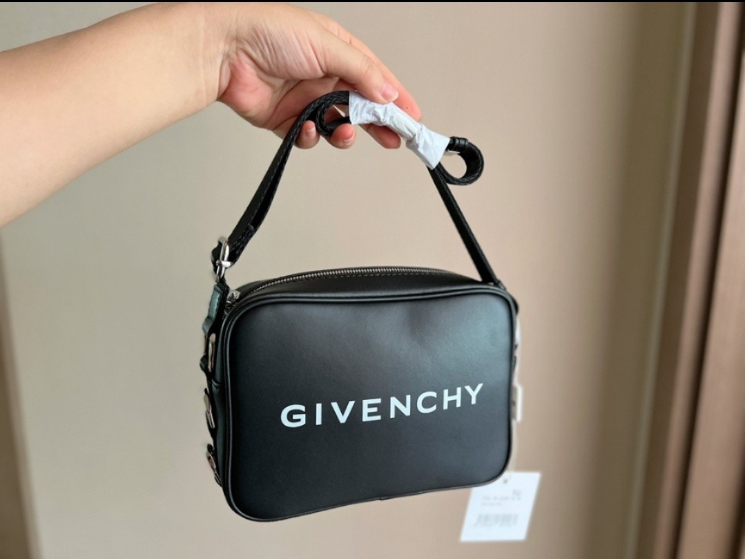 지방시 [ GIVENCHY ] 에센셜 카메라백 (국내배송)